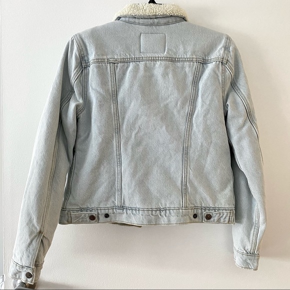 HP 💕 Levi's Women's Original Sherpa Trucker NWT - Picture 4 of 8